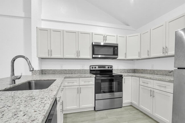 Photo - 13737 Yarmouth Dr