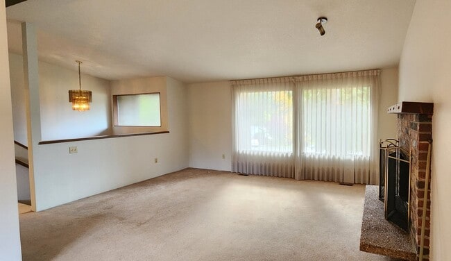 Photo - LYNNWOOD Spacious 3 bdrm + Den & Family Room Home