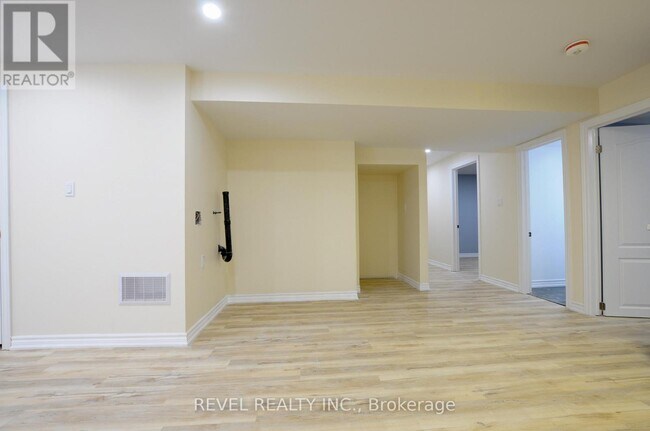 Photo - 412 Olde Village Ln