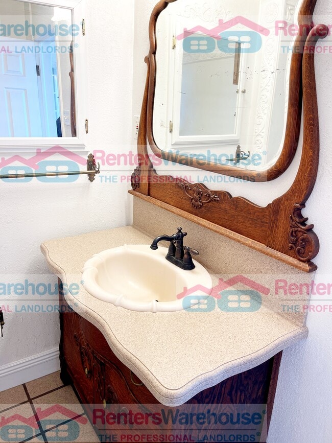 Photo - 970 E 1st Ave