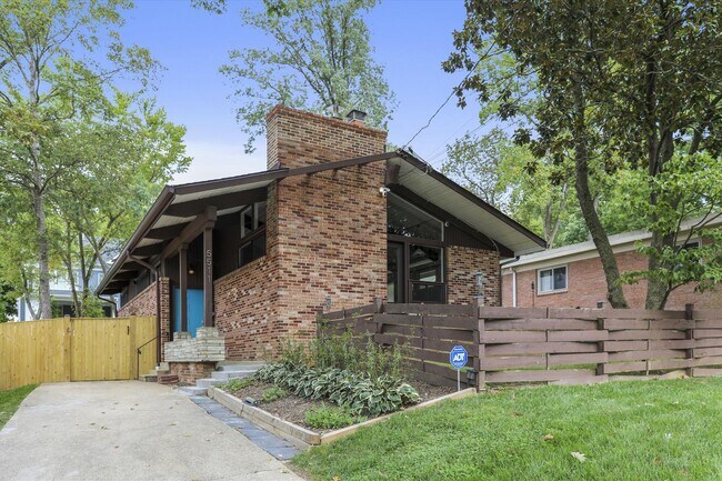Photo - 3/3 Beautiful Contemporary Home in Greenwich Forest