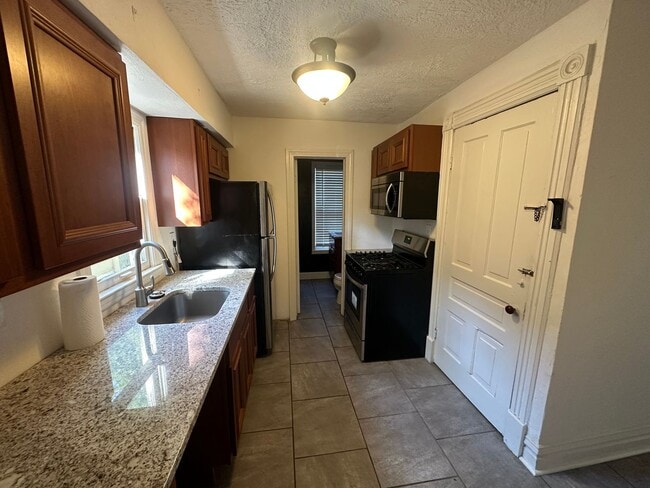 Building Photo - 211-213 Rose Place Unit 211