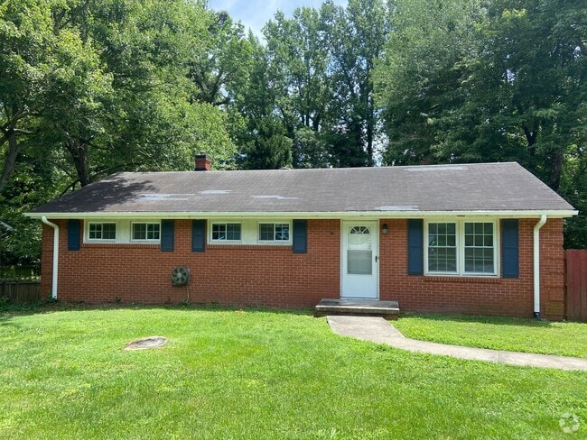 Building Photo - 3 Bedroom, 1.5 Bathroom House in Greensboro!