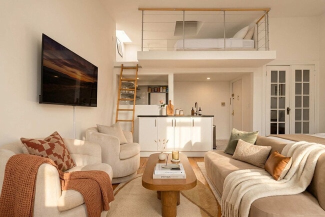 Building Photo - 3 E 9th St