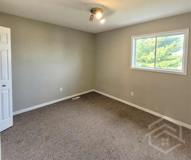 Photo - 3 Bedroom House in Tillsonburg!!
