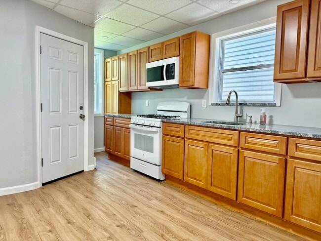 Building Photo - 19 Baldwin Ave Unit 2