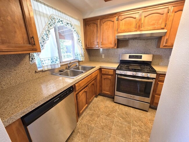 Photo - 550 Black Oak Ave