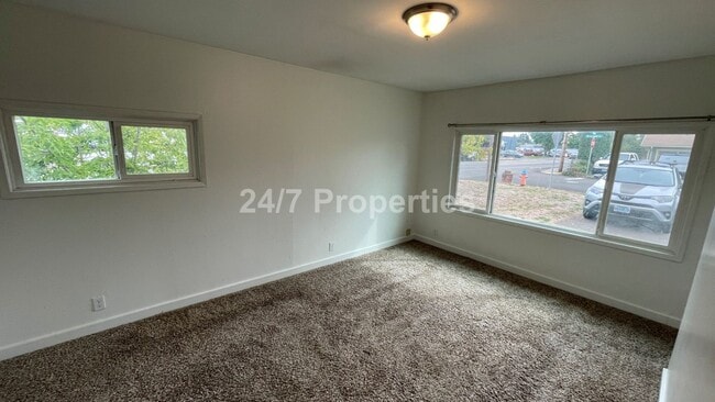 Photo - Spacious 4 BD | 2 BA with Backyard - Gladstone