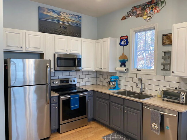 Photo - "Cozy Urban Retreat: Charming 1-Bedroom Oasis in Charlotte's Vibrant Arts District!"