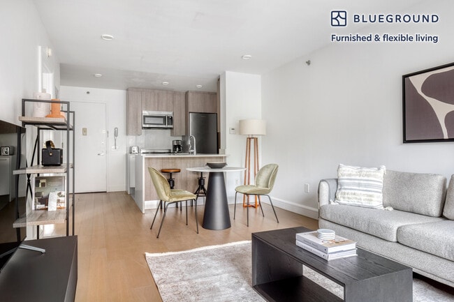 Photo - 311 W 50th St Unidad FL2-ID810