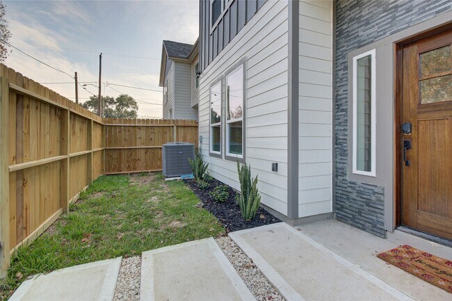 Photo - 9305 Tower St