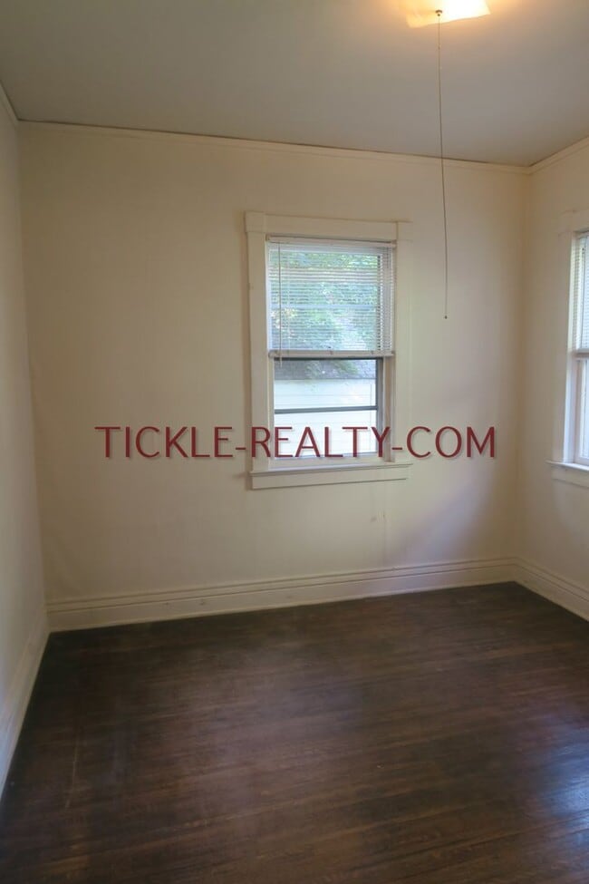 Building Photo - 626 University Ave Unit 2
