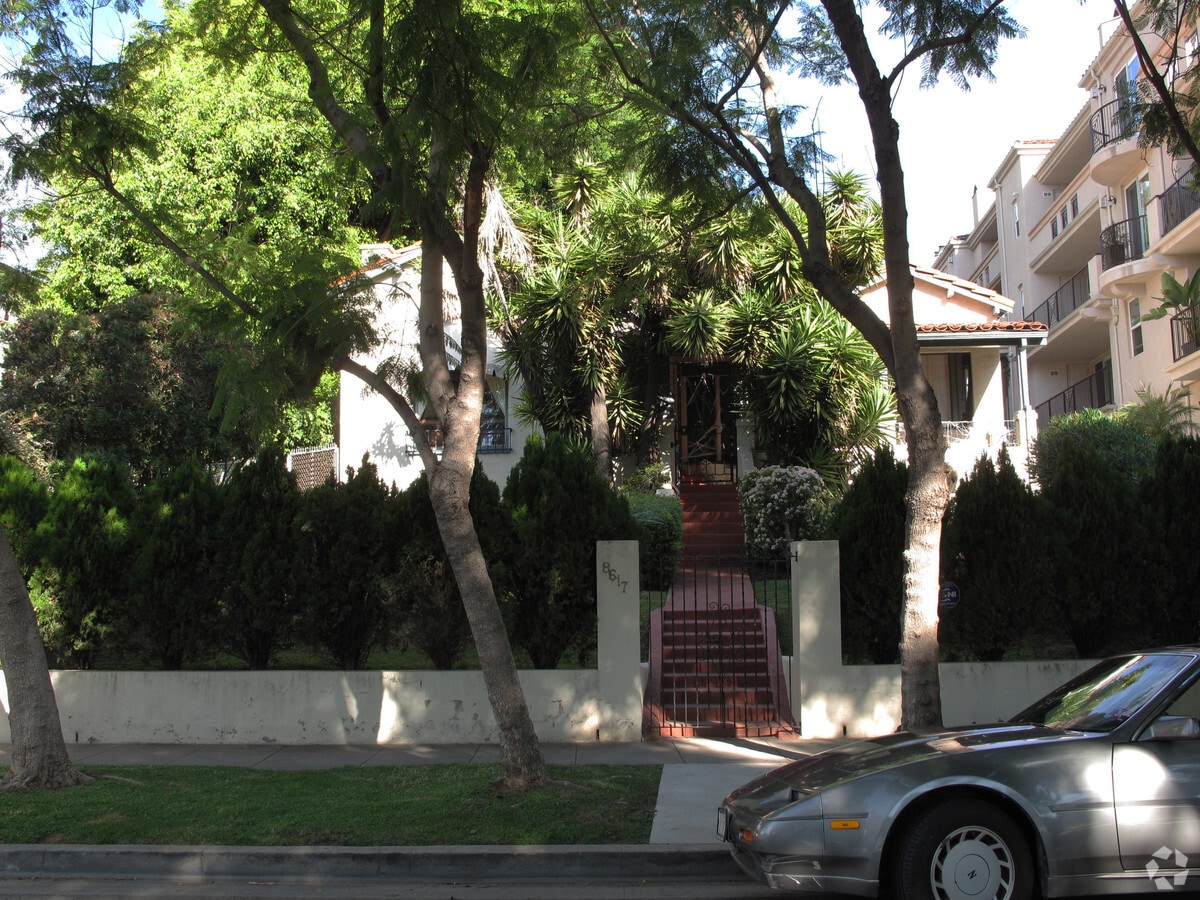 8619 W West Knoll Dr - 8633 W West Knoll Dr