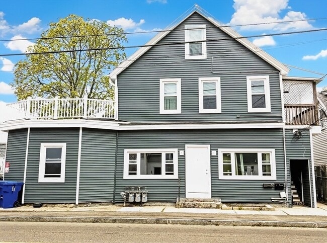 Building Photo - 579 Bay St Unit 2