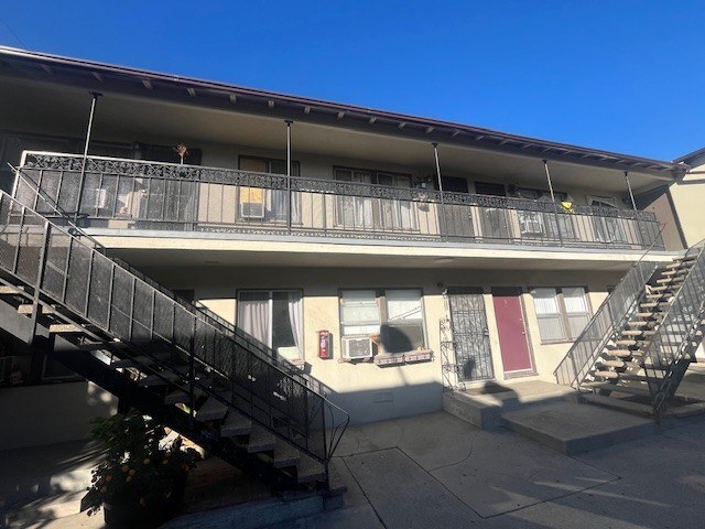 17037/17043/17049 Vanowen St.
