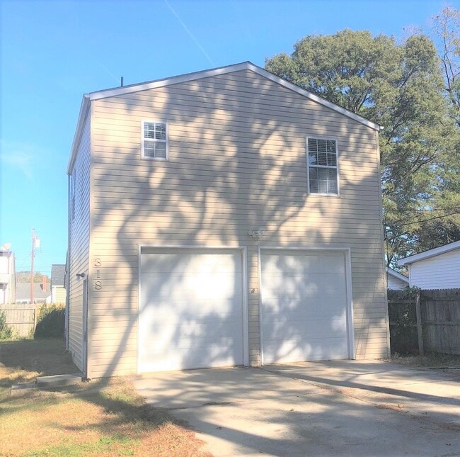 Building Photo - NICE 1 BEDROOM, 1.5 BATH CARRIAGE HOUSE IN BAYVIEW ESTATES!!