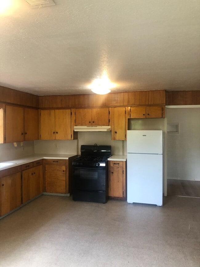 Photo - Huge 3 bedroom/1 bath upstairs apartment w...