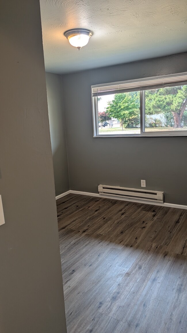 Photo - 1492 Main St