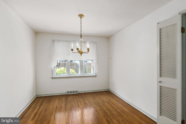 Photo - 139 E 3rd St
