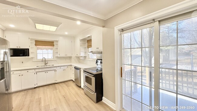 Photo - 1052 King St E