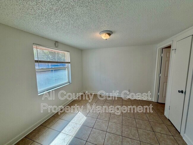 Photo - 910 61st Ave E