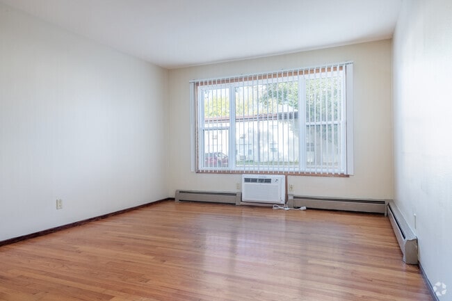1BR, 1BA - 650SF - Living Room