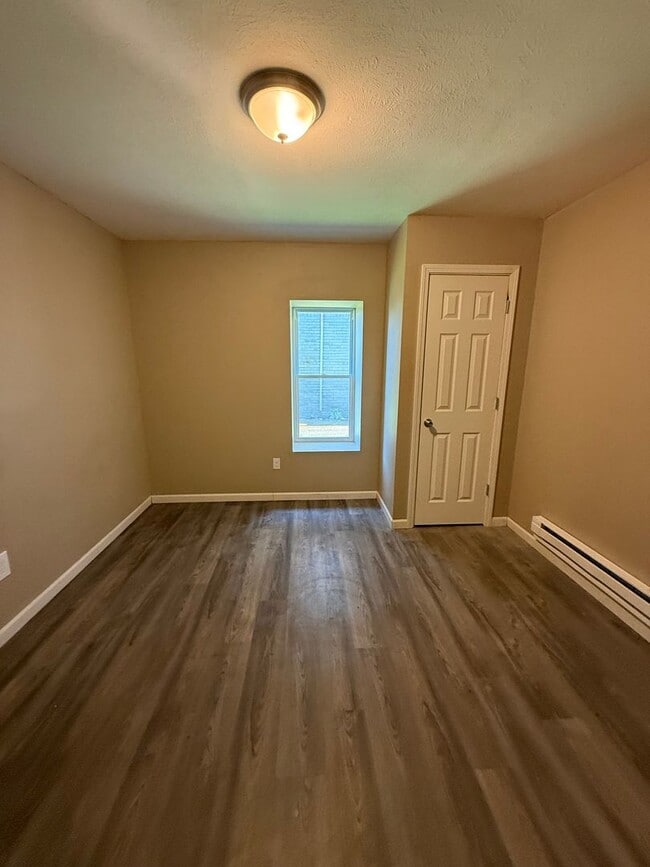 Photo - REMODELED 2 BEDROOM E.185TH/LAKE SHORE BLVD. Unit 14