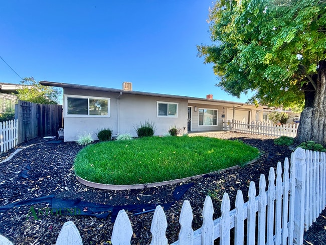 Building Photo - 2742 Broadmoor Ave