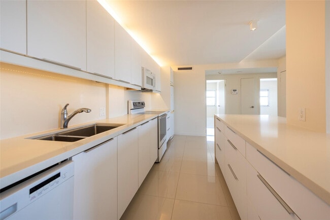 Building Photo - 2555 NE 11th St Unit 902