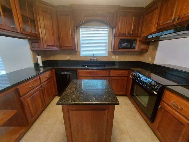 Photo - 347 Stewart St