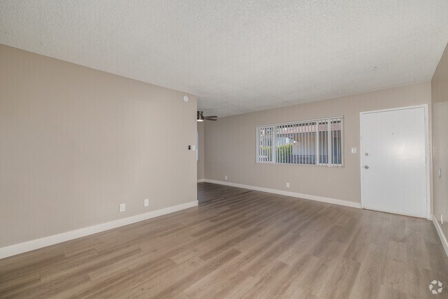 1BR, 1BA - 680SF - Living Room