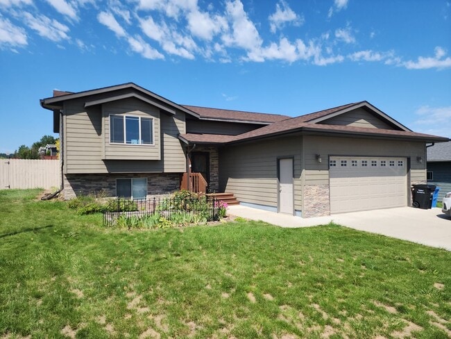 * 3 - 2 - 1 SPECIAL! * 4 Bedroom, 3 Bathro... - * 3 - 2 - 1 SPECIAL! * 4 Bedroom, 3 Bathro... House