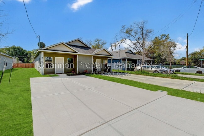 Photo - 407 E Avenue G