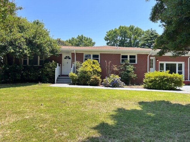 Charming 3-Bedroom Home with Bonus Room & ... - Charming 3-Bedroom Home with Bonus Room & ...