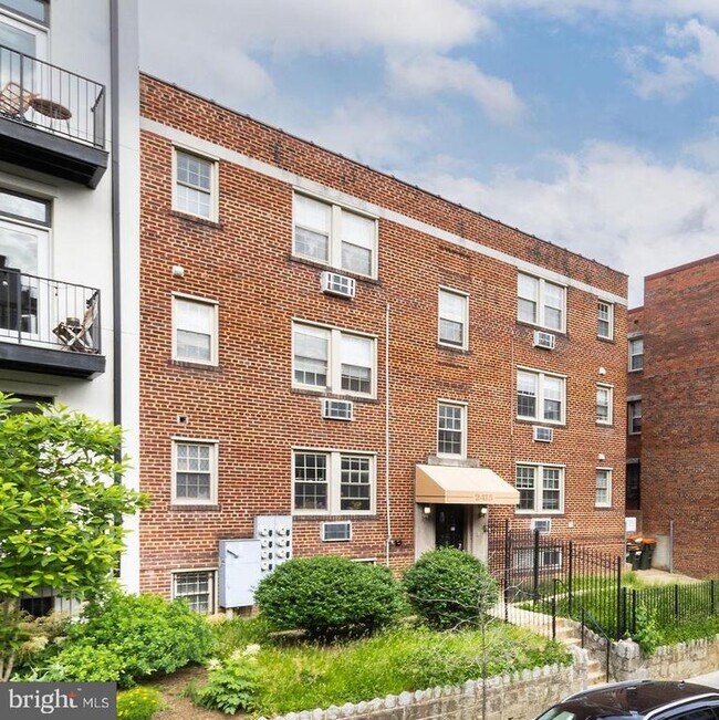 Photo - 2415 Ontario Rd NW Unit 301