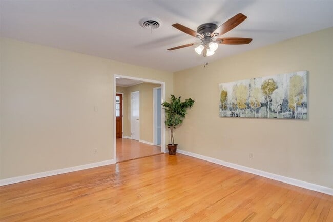 Photo - 3649 Lynnwood Dr