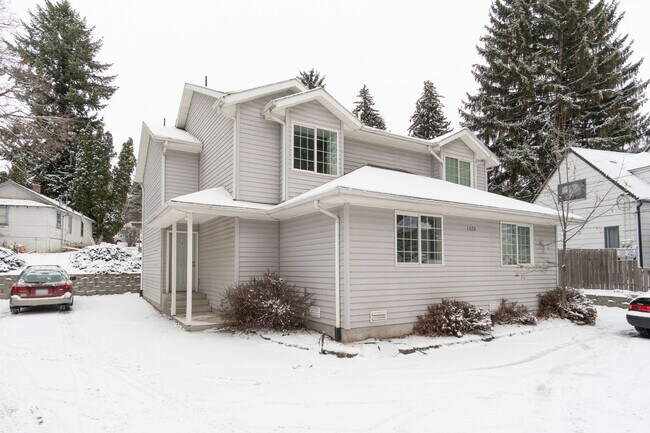 Building Photo - 1020 NE D St Unit B1