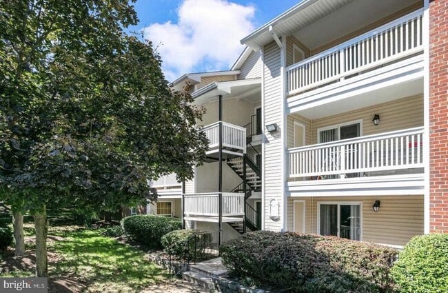 Building Photo - 1541 Lincoln Way Unit 204