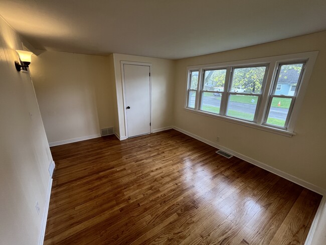 Family Room - 107 Douglas Ave Unit A