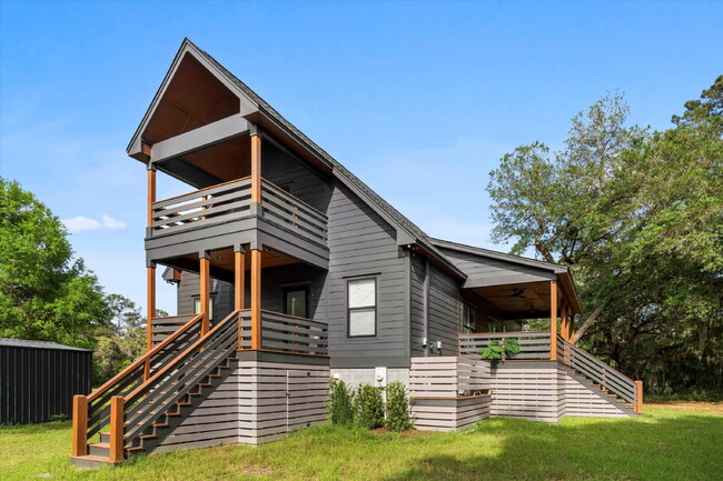 Photo - "Spacious 4-Bed Oasis with Guest Suite on ...