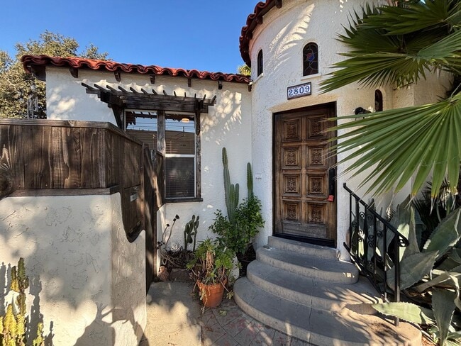 Building Photo - Adorable Spanish 2 bedroom home in the heart of Long Beach