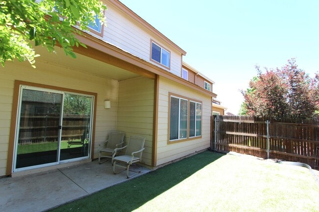 Building Photo - Spacious Bellemont Townhome | 3 Bedrooms + Private Fenced Yard