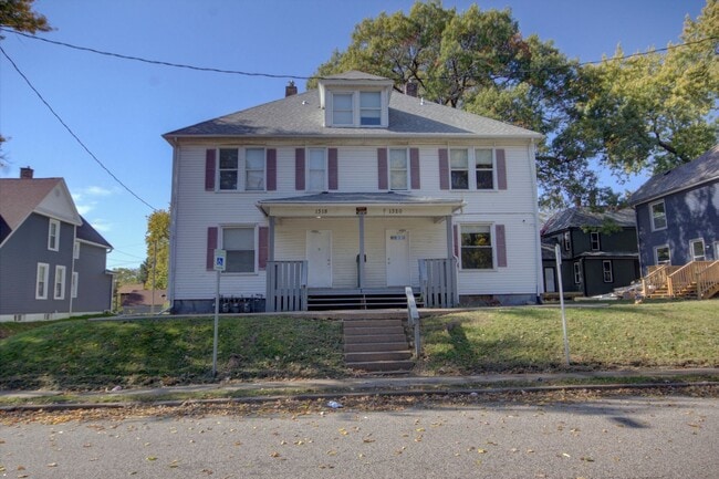 Building Photo - Upper level Unit 1318 1/2