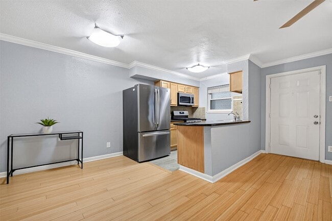 Building Photo - 1404 Welch St Unit 7
