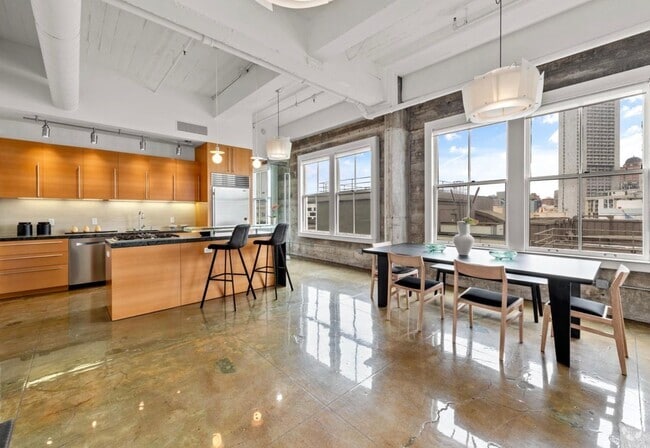 Building Photo - 1BR/1BA PENTHOUSE! Enormous Private Roof D...