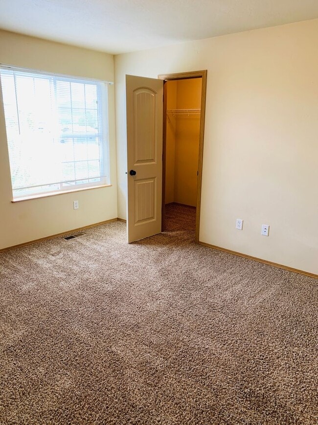 Photo - Amazing 3 Bed 2 Bath - Townhouse