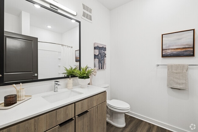 2BR, 2BA - 1,075SF - Bathroom