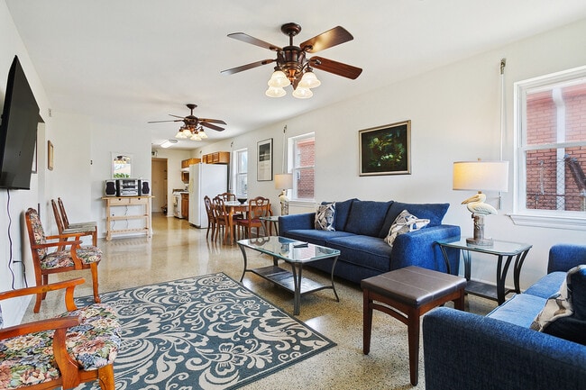 Photo - 6123 Marigny St