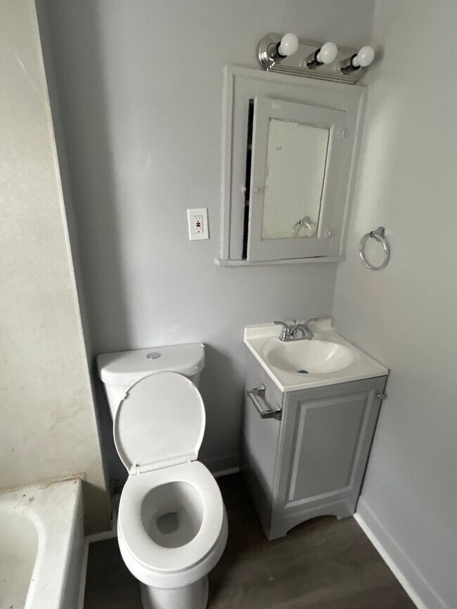 Photo - 5bd Single Section 8