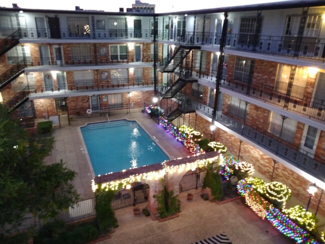 Building Photo - 8401 N New Braunfels Ave Unit 218